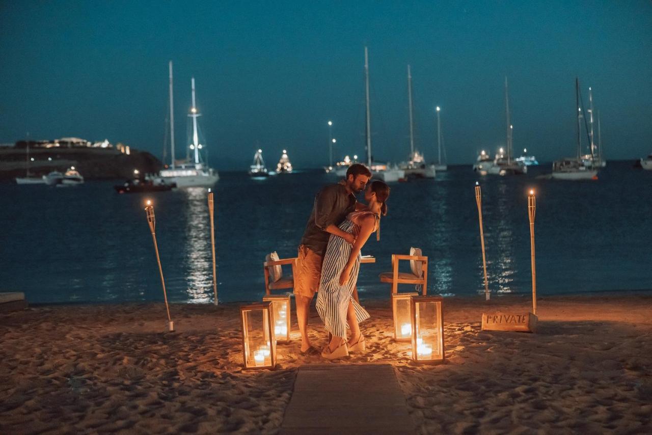 Mykonos Ammos Hotel - Small Luxury Hotels Of The World Ornos  Esterno foto A couple on the beach at night