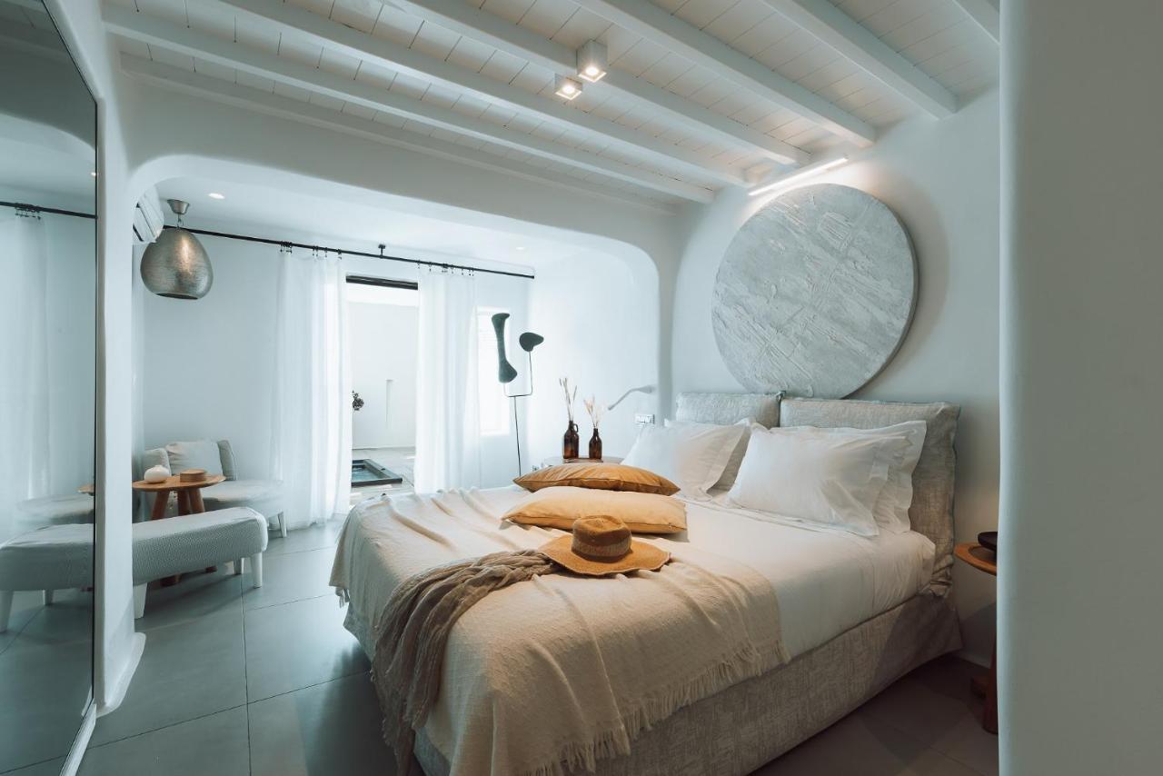 Mykonos Ammos Hotel - Small Luxury Hotels Of The World Ornos  Esterno foto A bedroom at the hotel